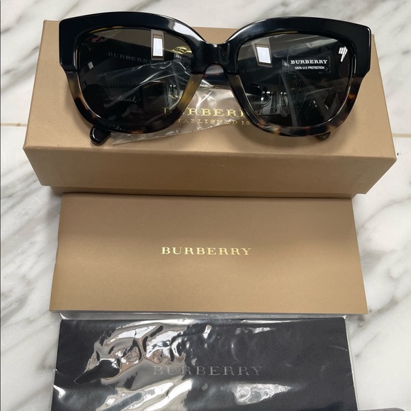 BURBERRY CLASSIC SQUARE SHAPE WITH A BLACK ON TOP OF HAVANA SUNGLASSES - Picture 2 of 16